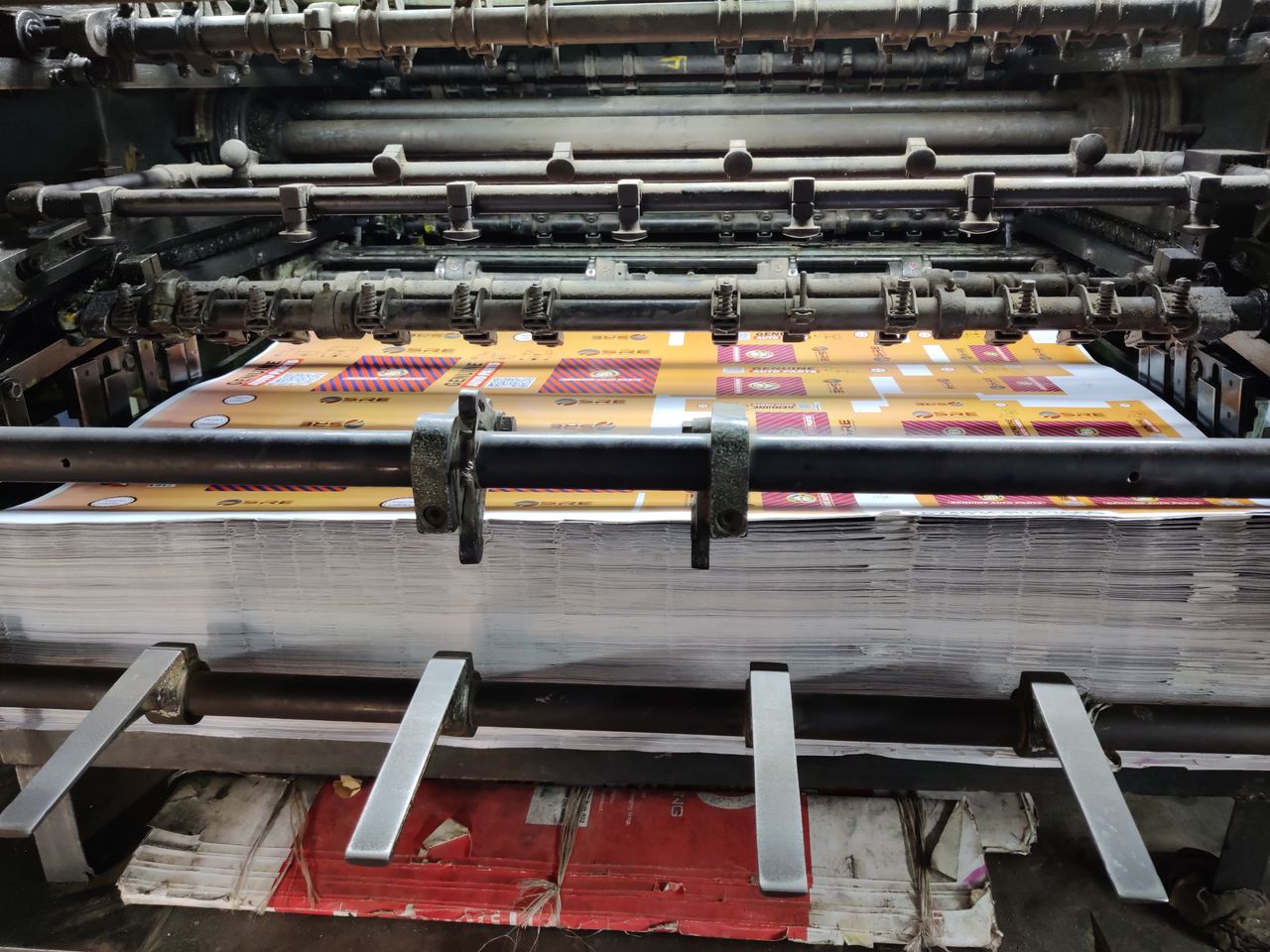 Paper cutting machine